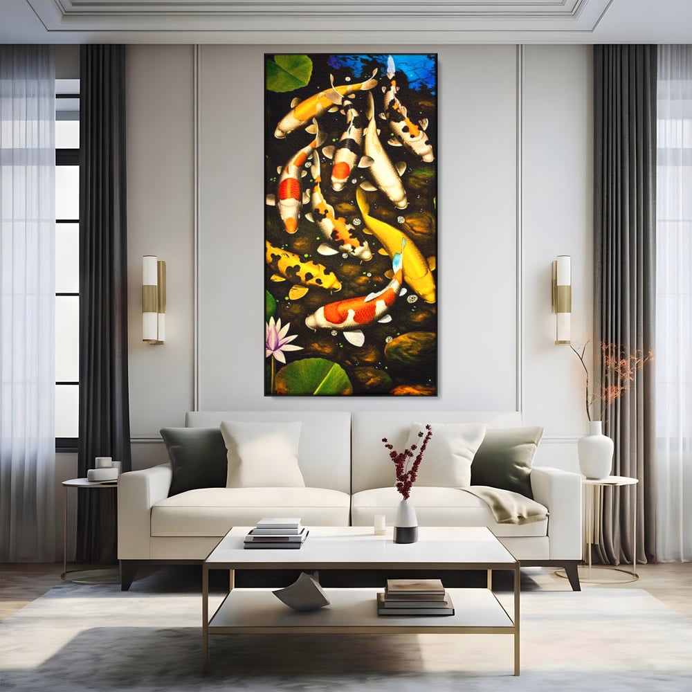 Tablou canvas cu tablou canvas cu pesti koi in iaz, in rama de aluminiu negru, pe perete intr-un living